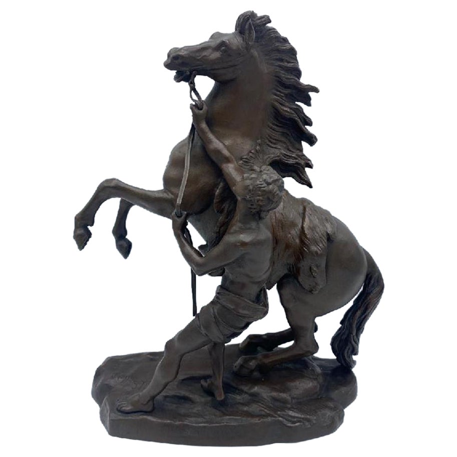 Französische Bronzeskulptur eines jungen Mannes, der ein Pferd zähmt, von  Guillaume Coustou im Angebot