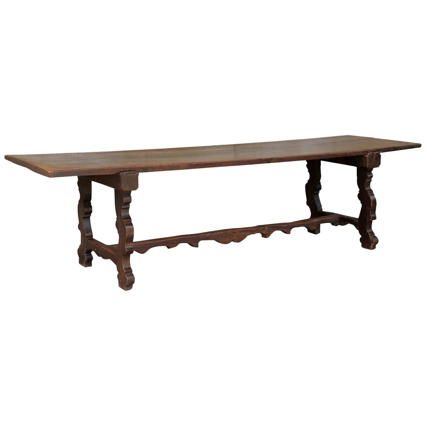 Table de salle à manger italienne du 18ème siècle en noyer avec tréteaux sculptés et barre en forme de croix