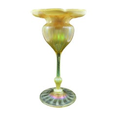 Vase en verre d'art Floriform Favrile avec plumes tirées en opale ULTRA RARE LC Tiffany, 1896