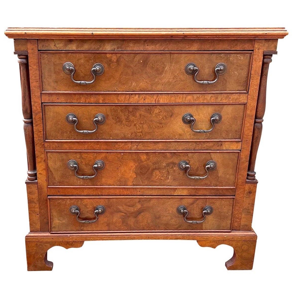 Ancienne Petite commode à 4 tiroirs en ronce et noyer de style géorgien du 19e siècle en vente