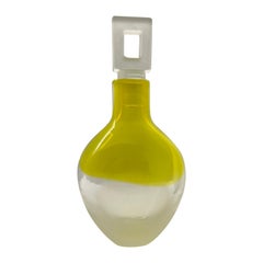Licorera de vidrio transparente y amarillo limón con tapón de vidrio transparente escarchado