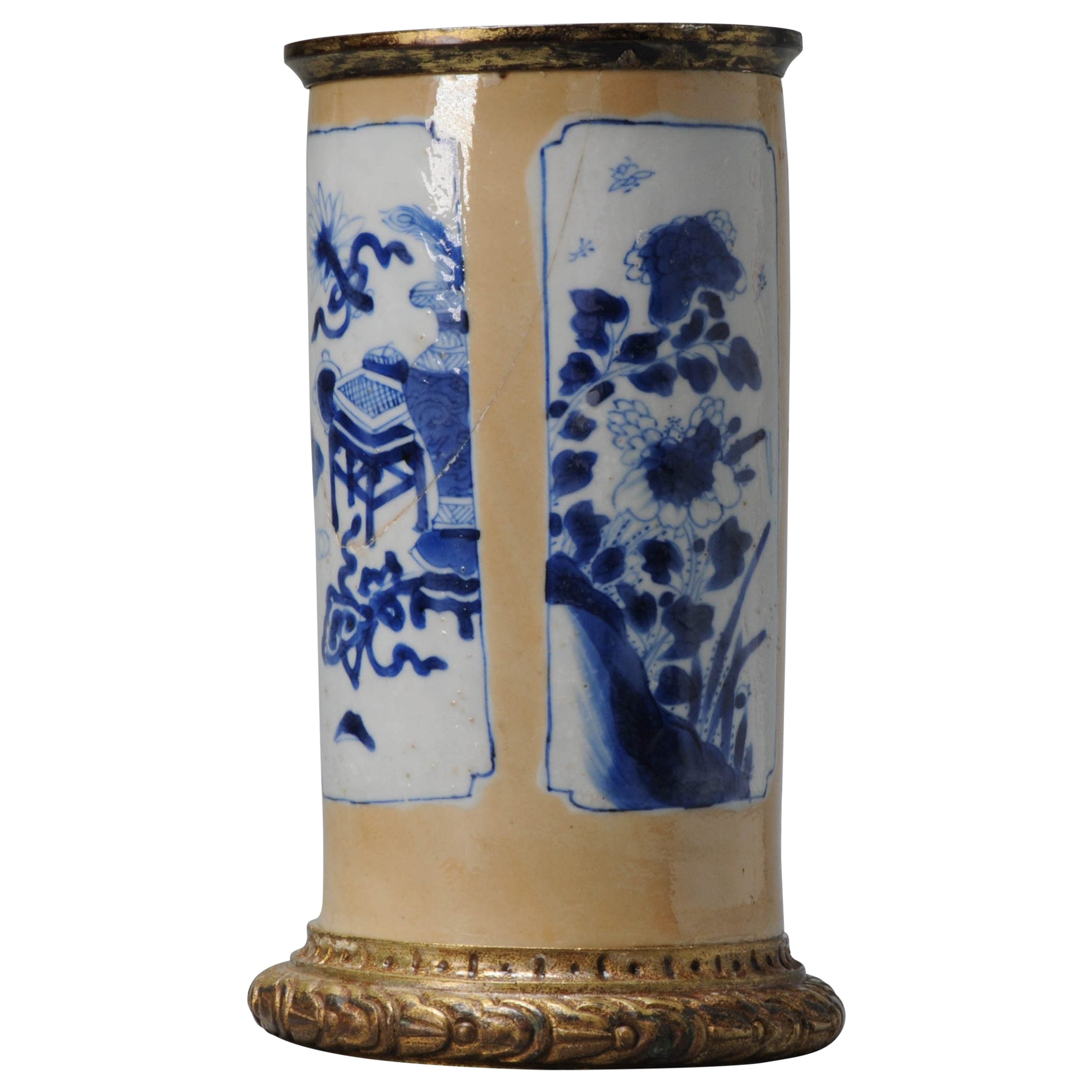 Seltene chinesische Porcleain Kangxi-Vase aus der Zeit des Cafe Au Lait mit Ormulu in Blau und Weiß im Angebot