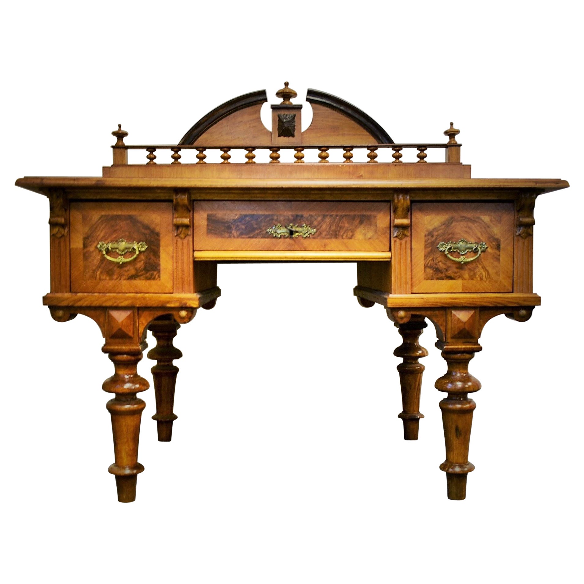 Table de bureau historique des années 1830, bois de noyer, Tchécoslovaquie