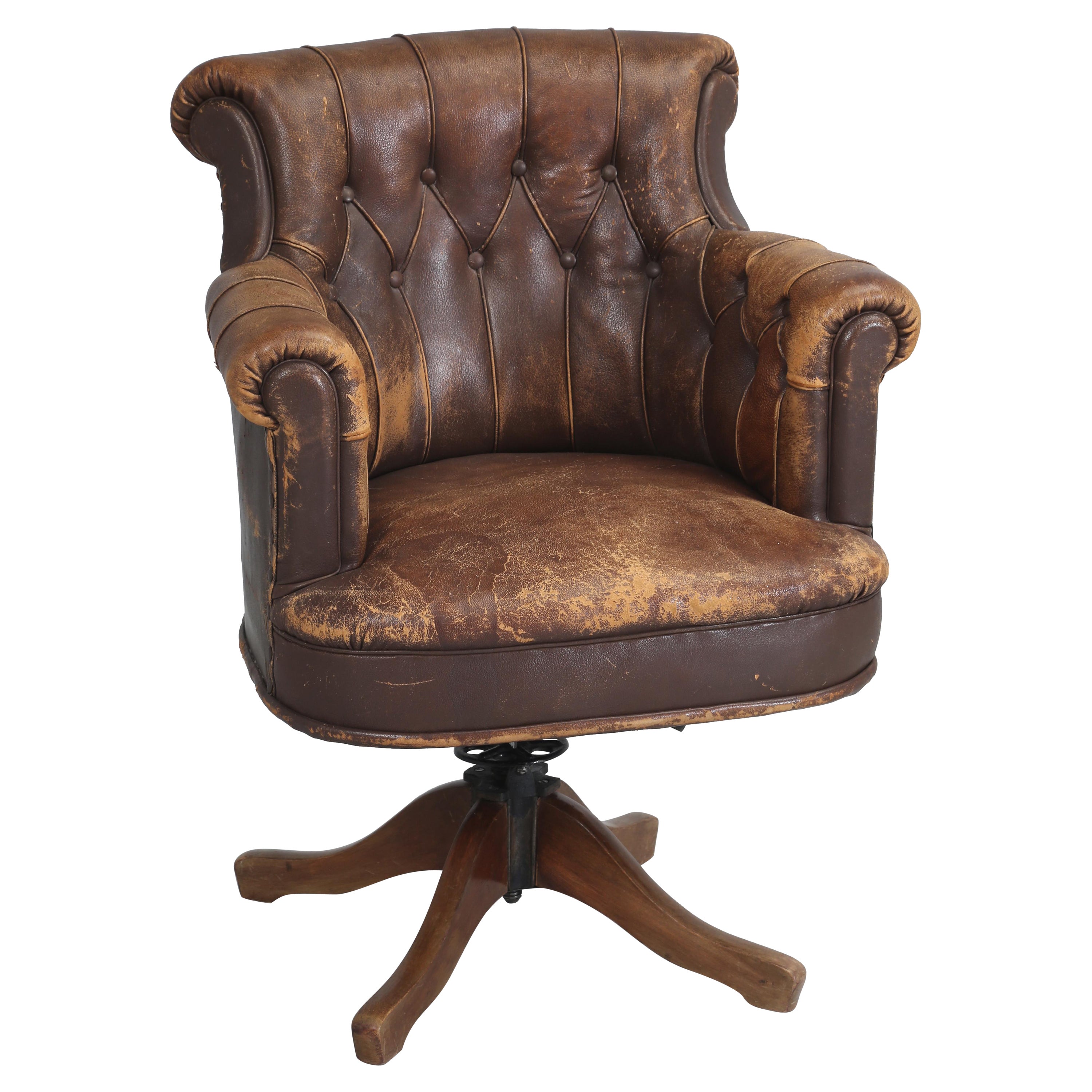 Vieille chaise de bureau française en cuir d'origine et très confortable, vers les années 1930  en vente