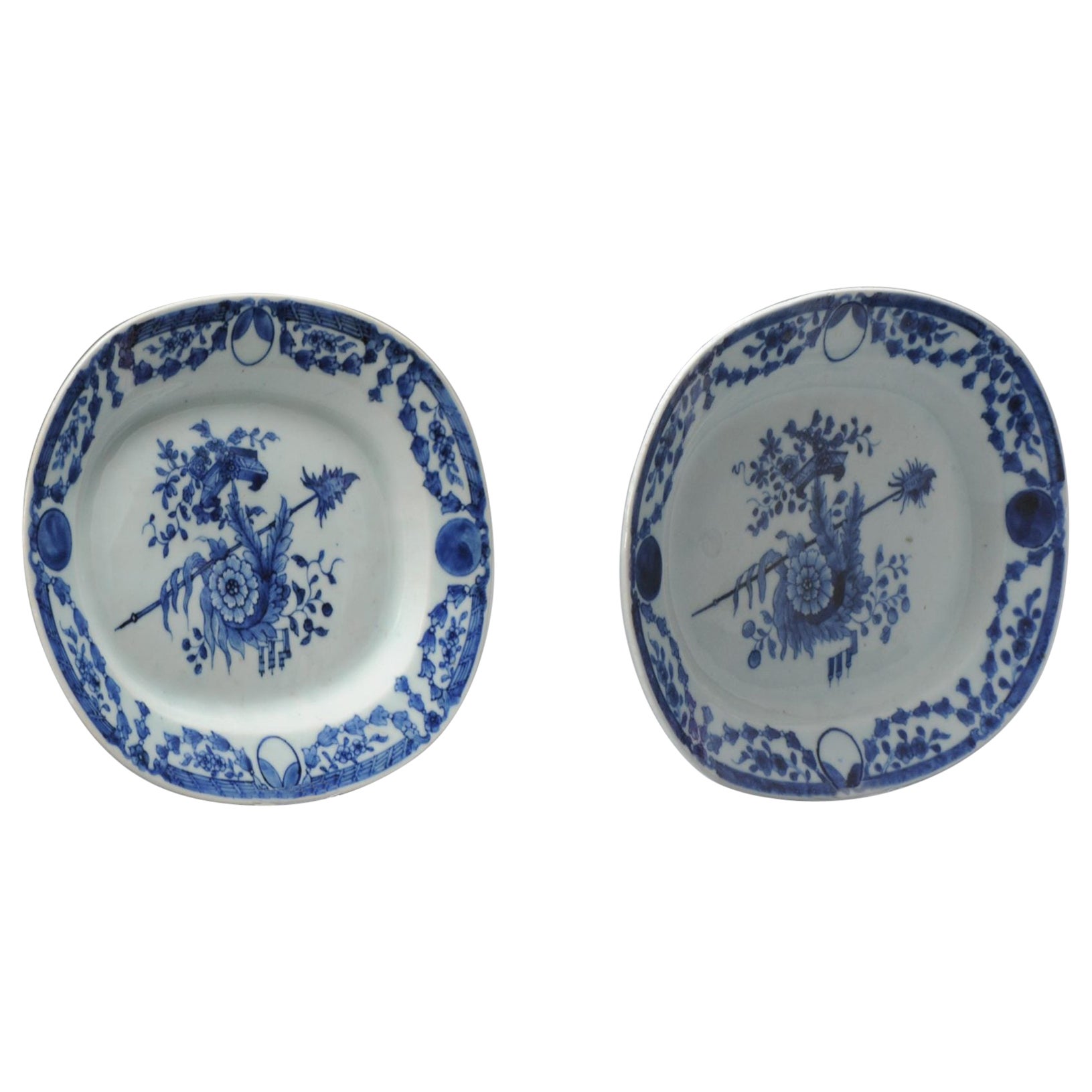 Paire de plats de service anciens bleu cobalt de porcelaine de Chine, 18e siècle