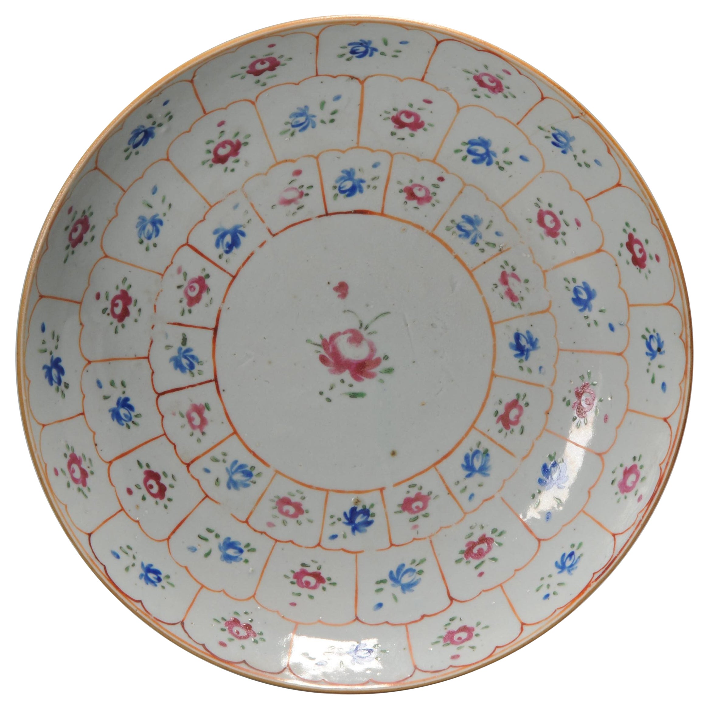 Antike Qianlong Chinesisches Porzellan Pre Bencharong Fencai-Teller mit Blumen, 18. Cen im Angebot