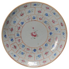 Antike Qianlong Chinesisches Porzellan Pre Bencharong Fencai-Teller mit Blumen, 18. Cen