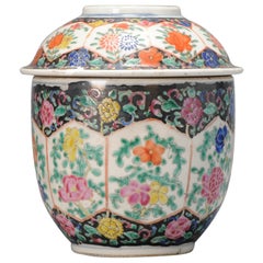 Pot Bencharong thaïlandais antique en porcelaine noire avec fleurs, 18/19e siècle