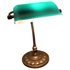 Lampe de bureau pour avocat en cuivre et verre vert du début du 20e siècle   
