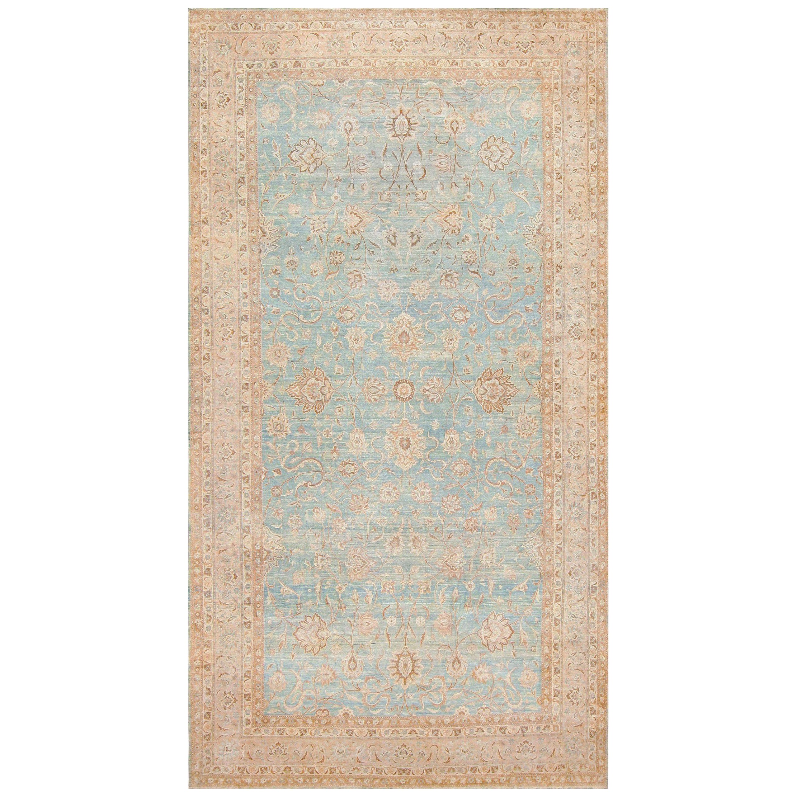 Antiker Himmelblauer persischer Kerman-Teppich. 10 ft 9 in x 20 ft im Angebot