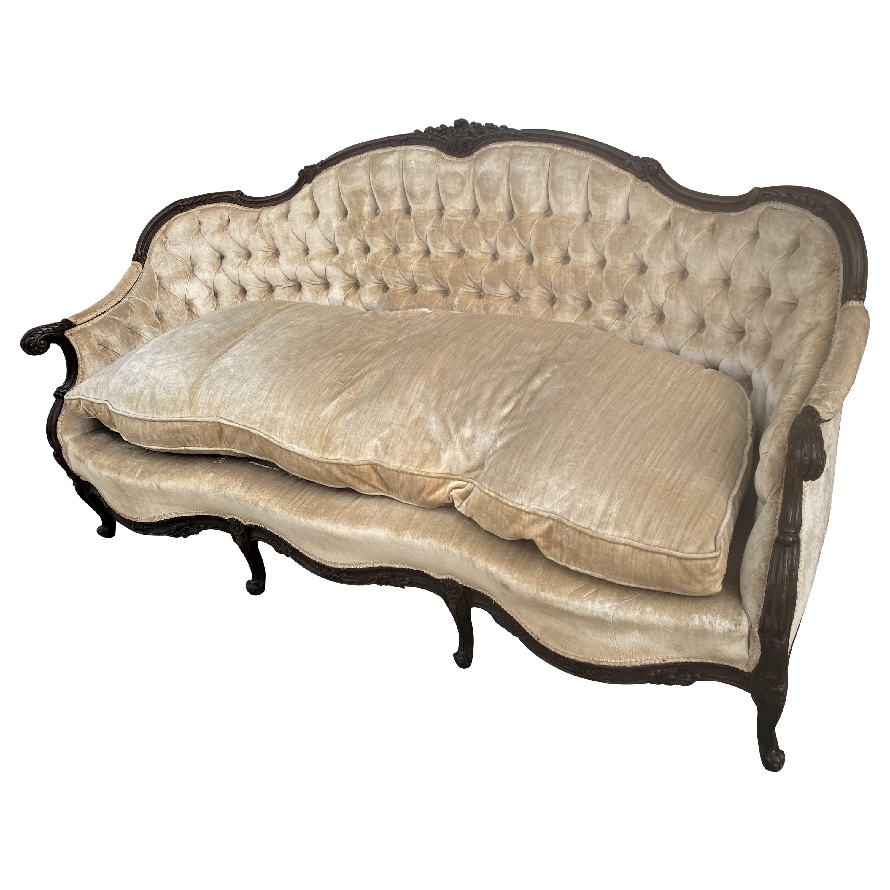 Canapé long de campagne française de la fin du 19e siècle avec accoudoirs, pieds et dossier sculptés  en vente