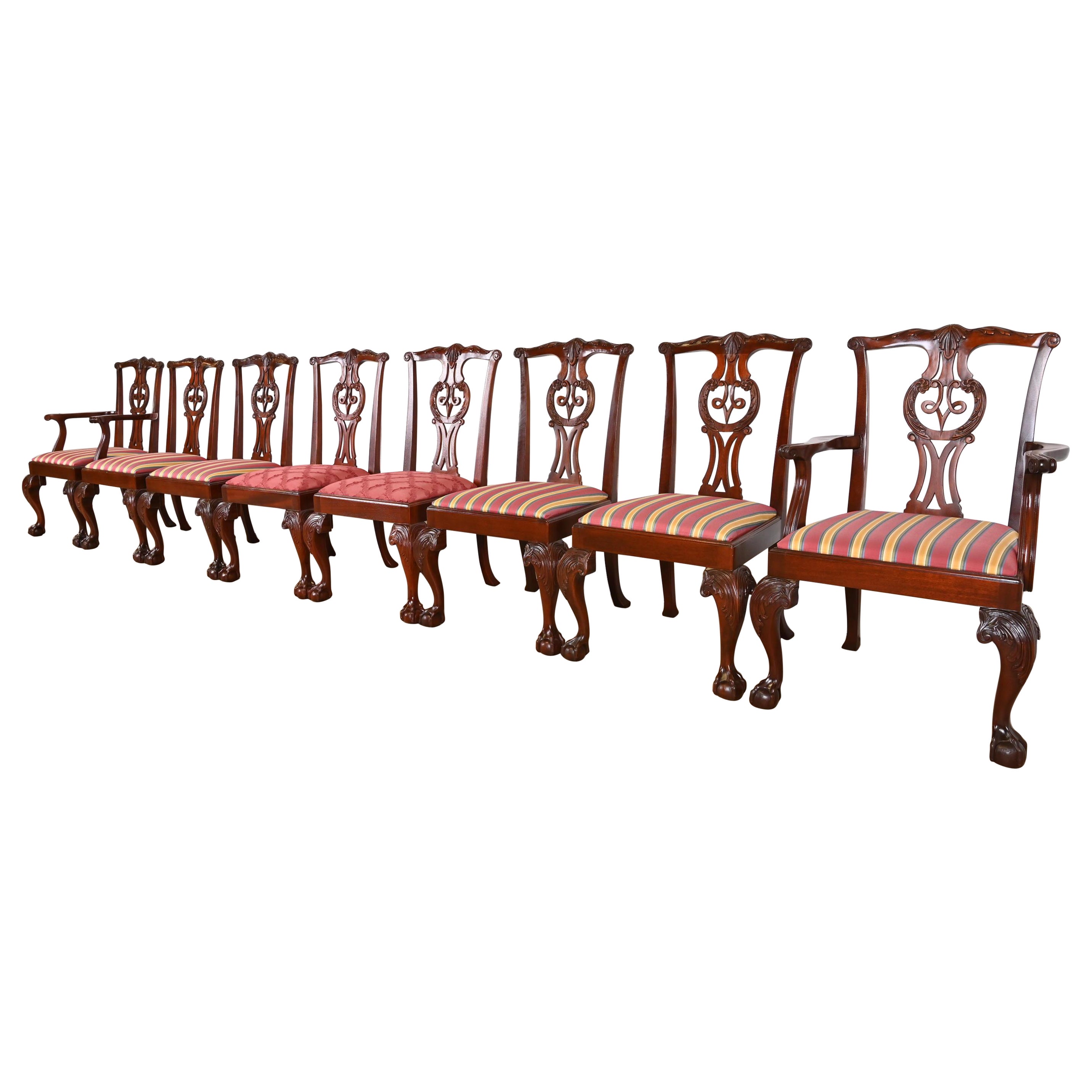 Geschnitzte Chippendale-Mahagoni-Esszimmerstühle von Baker Furniture, achtteilig im Angebot