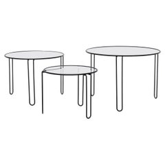 Ensemble de 3 tables gigognes modernistes du milieu du siècle, à structure métallique noire et plateau en verre