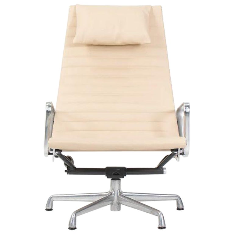 2010s Herman Miller Aluminum Group Lounge Chair and Ottoman Tan Leather (chaise longue et pouf en aluminium)
