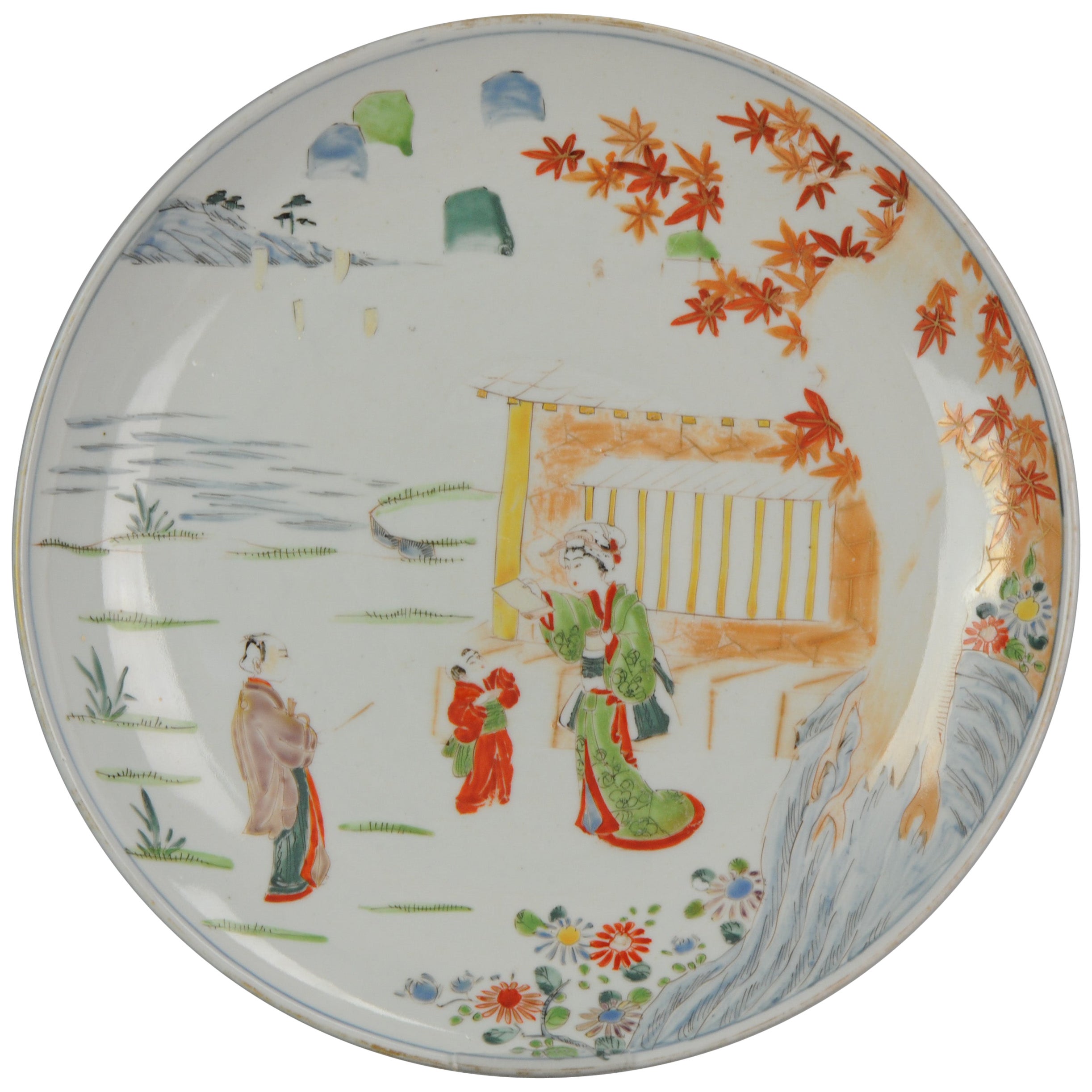 Antiker japanischer polychromer Plattenteller mit Szene aus dem Herbstgarten, 18./19. Cen im Angebot