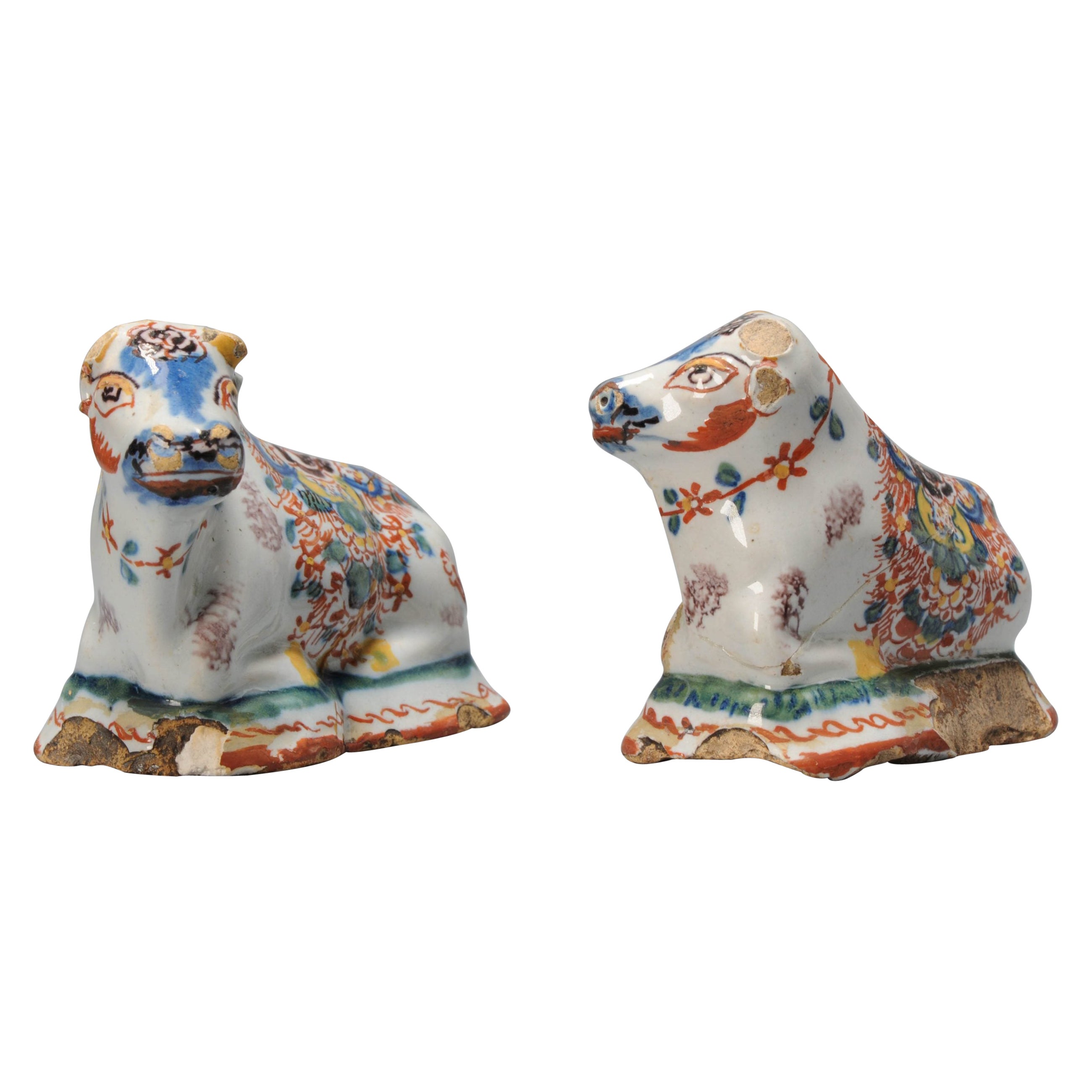 Paire de vaches miniatures antiques en faïence de Delft, pièces hollandaises polychromes, 18e siècle en vente