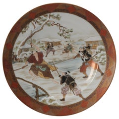 Antique plat en porcelaine japonaise avec guerriers de qualité supérieure et base marquée du Japon