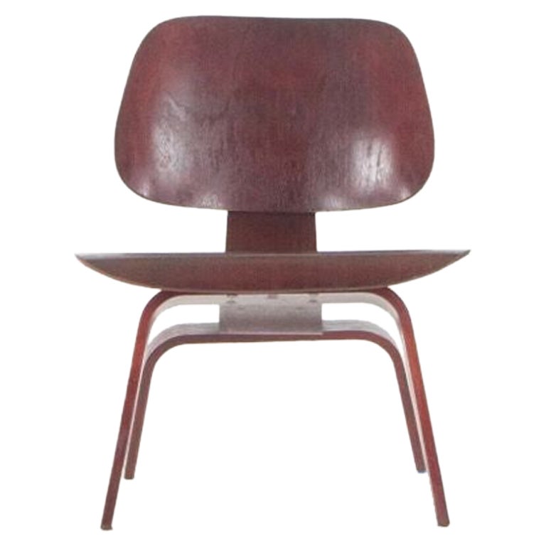 Paire de chaises longues Eames LCW d'Herman Miller, vers 1953, en bois et aniline rouge restaurée