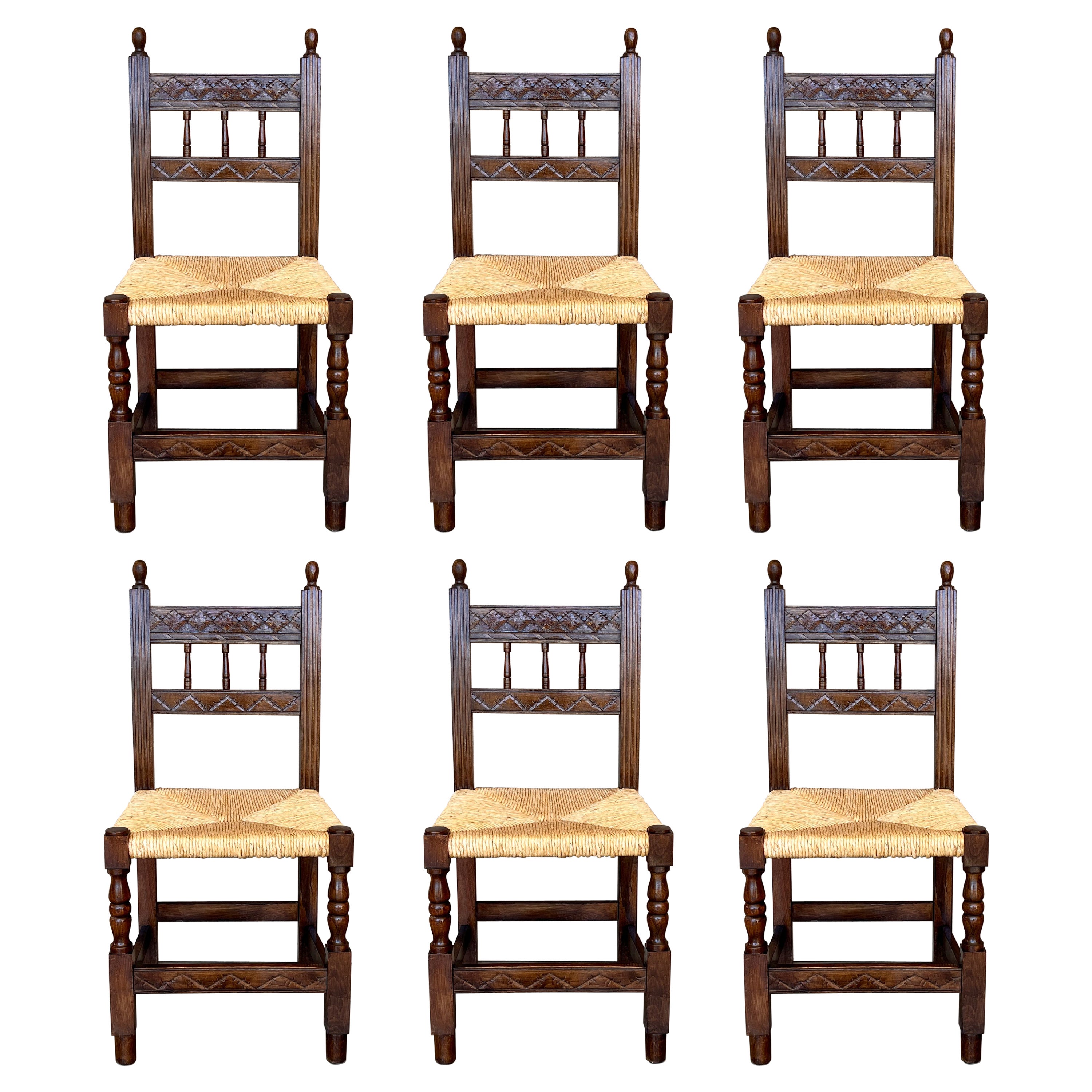 Satz von sechs katalanischen Stühlen aus geschnitztem Nussbaumholz und mit Rohrsesseln aus dem 20. im Angebot