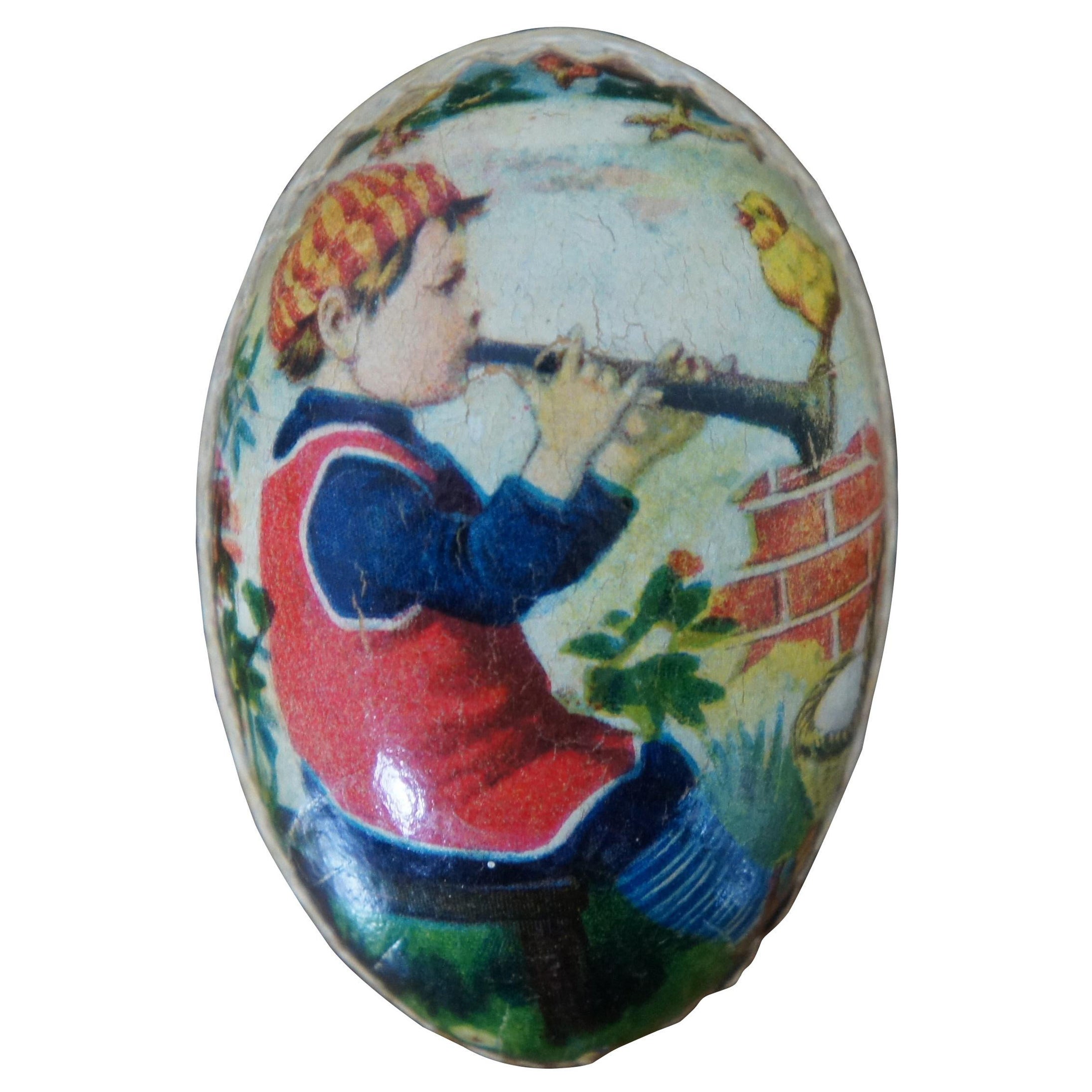 Antique Oeuf de Pâques en papier mâché contenant des bonbons Garçon jouant de la corne 2.25". en vente