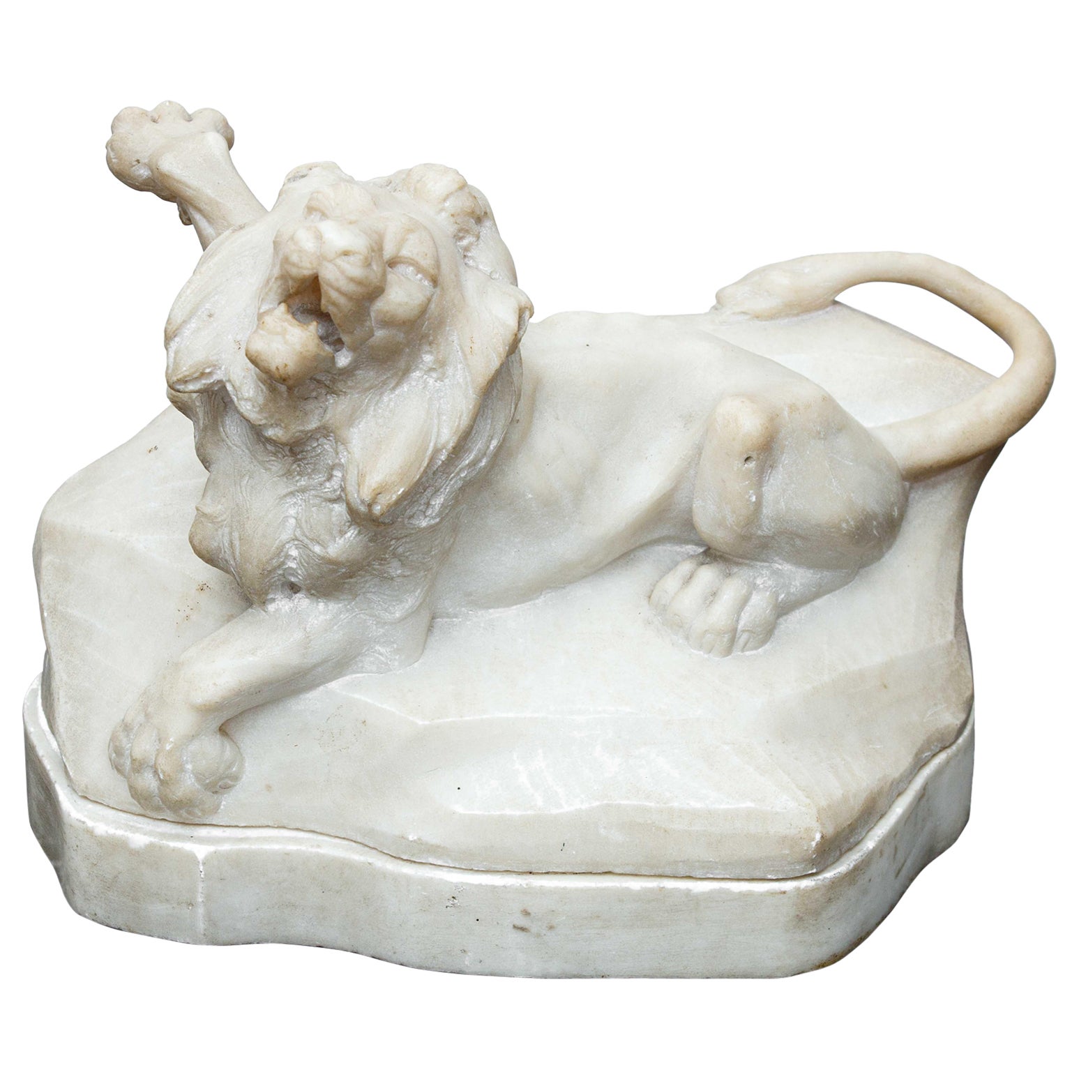 Lion Marble sculpture from the 17th century For Sale