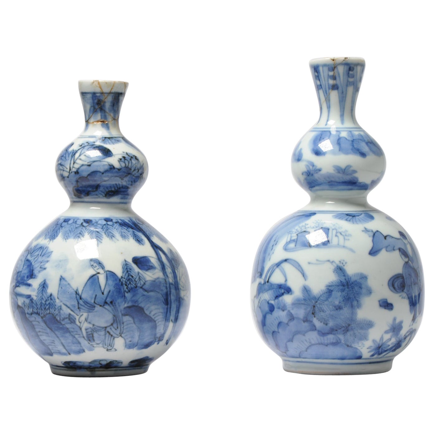 Vases japonais Arita anciens de la période Edo à double gourde représentant un paysage, 17-18e siècles