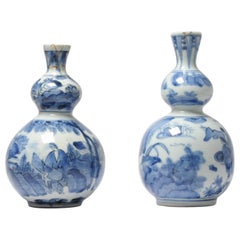 Vases japonais Arita anciens de la période Edo à double gourde représentant un paysage, 17-18e siècles