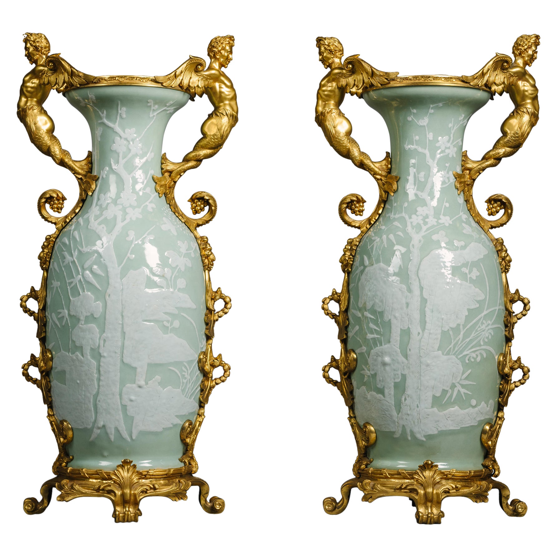 Paar chinesische Celadon-Porzellanvasen mit vergoldeter Bronzefassung im Angebot