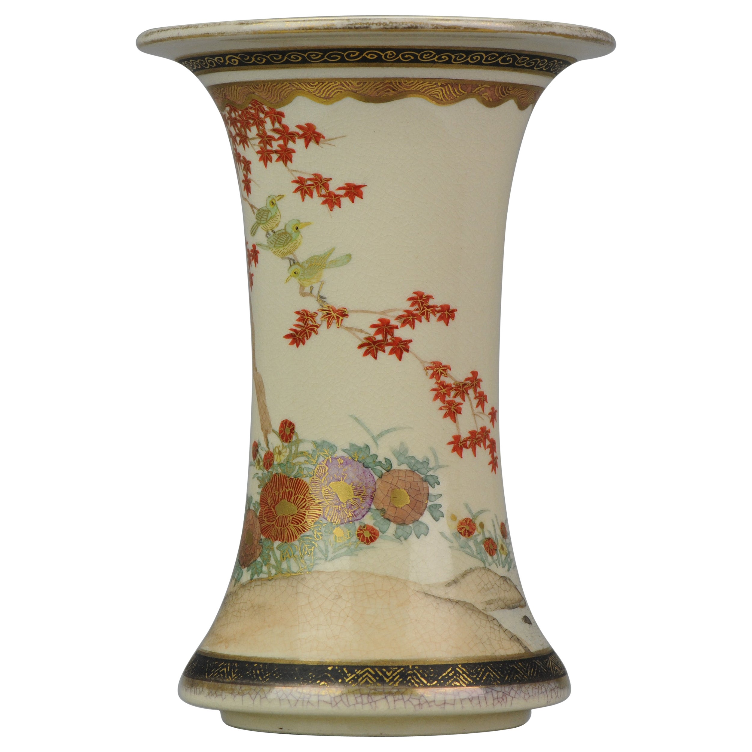 Antike japanische Satsuma-Vase in hoher Qualität mit blühenden Pflanzen und Blüten, 19. Cen