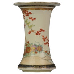 Antike japanische Satsuma-Vase in hoher Qualität mit blühenden Pflanzen und Blüten, 19. Cen