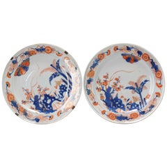 Paire de rares assiettes plates Imari en porcelaine chinoise de la période Kangxi marquées de fleurs