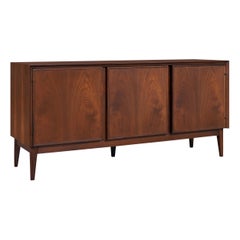 Credenza de nogal de mediados de siglo de Merton L. Gershun para American of Martinsville