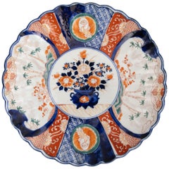 Assiette de charge japonaise festonnée Imari du 19e siècle