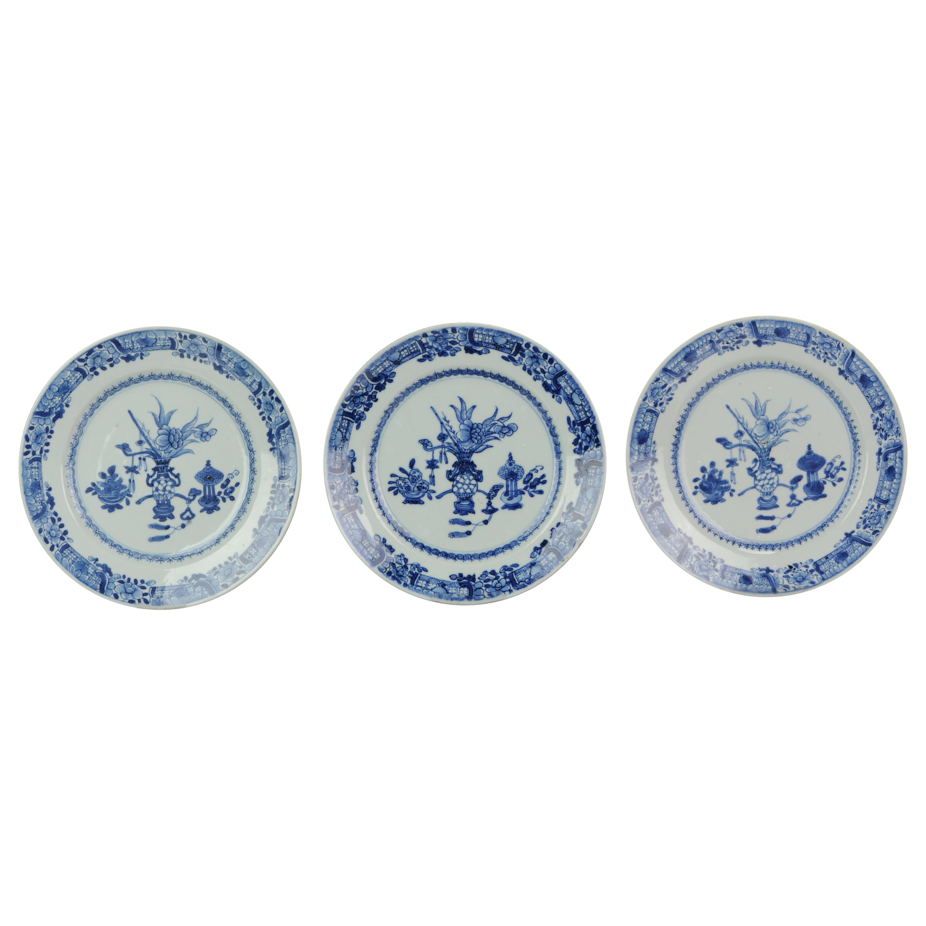 Ensemble de 3 assiettes plates anciennes chinoises en porcelaine bleue et blanche, 18ème siècle