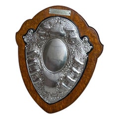 Ancienne plaque d'argenterie anglaise en chêne décorée d'un bouclier en forme de trophée de chasse, vers 1909