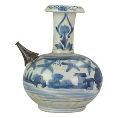 Porcelaine japonaise Arita bleue et blanche Ghendi Kendi antique florale, 17e siècle