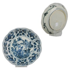 Assiette moulée ancienne en porcelaine chinoise Shunzhi ou Kangxi, 17e siècle