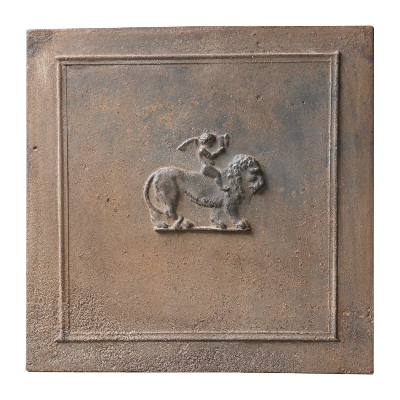 Plaque de cheminée / dosseret Napoléon III "Cupidon et Lion" du 19ème siècle en vente