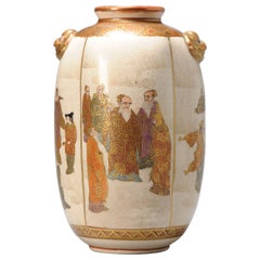 Antique vase japonais Satsuma de la période Meiji joliment façonné avec la marque Satsuma