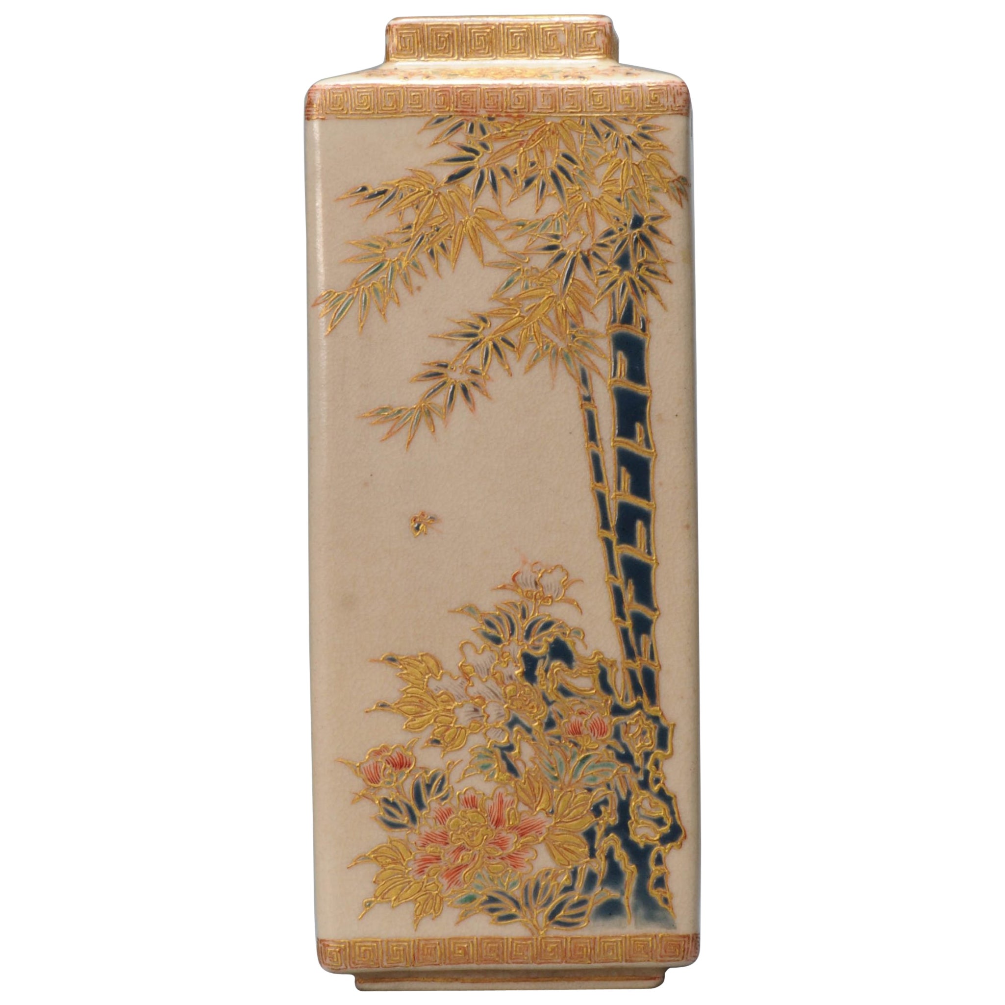 Ancien vase carré Satsuma japonais de la période Meiji, décoré de fleurs marqué