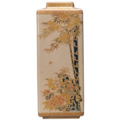 Antike japanische quadratische Satsuma-Vase aus der Meiji-Periode mit Blumendekoration, markiert