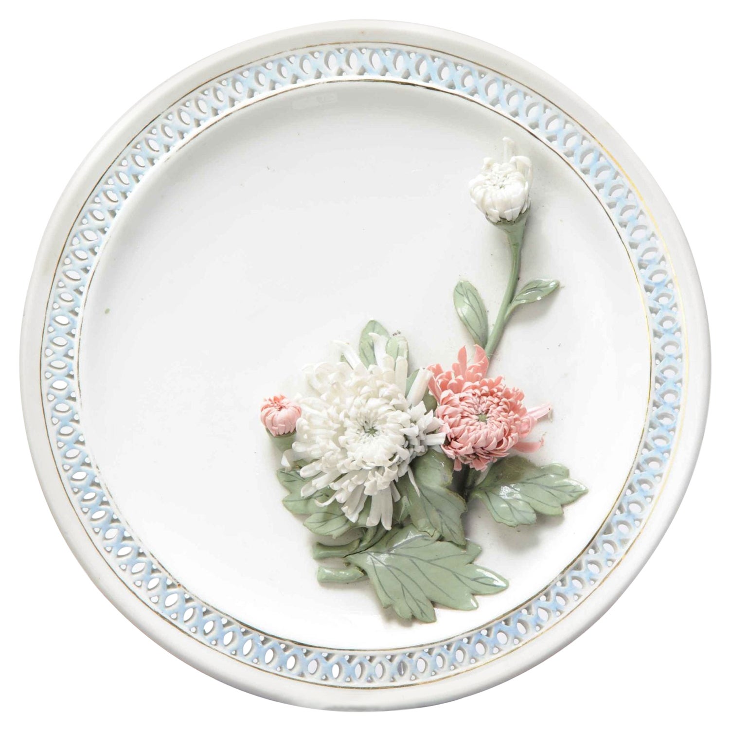 Rare assiette en porcelaine chinoise en relief représentant des fleurs, Chine, 1970-1990 en vente