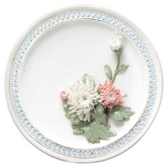 Rare assiette en porcelaine chinoise en relief représentant des fleurs, Chine, 1970-1990