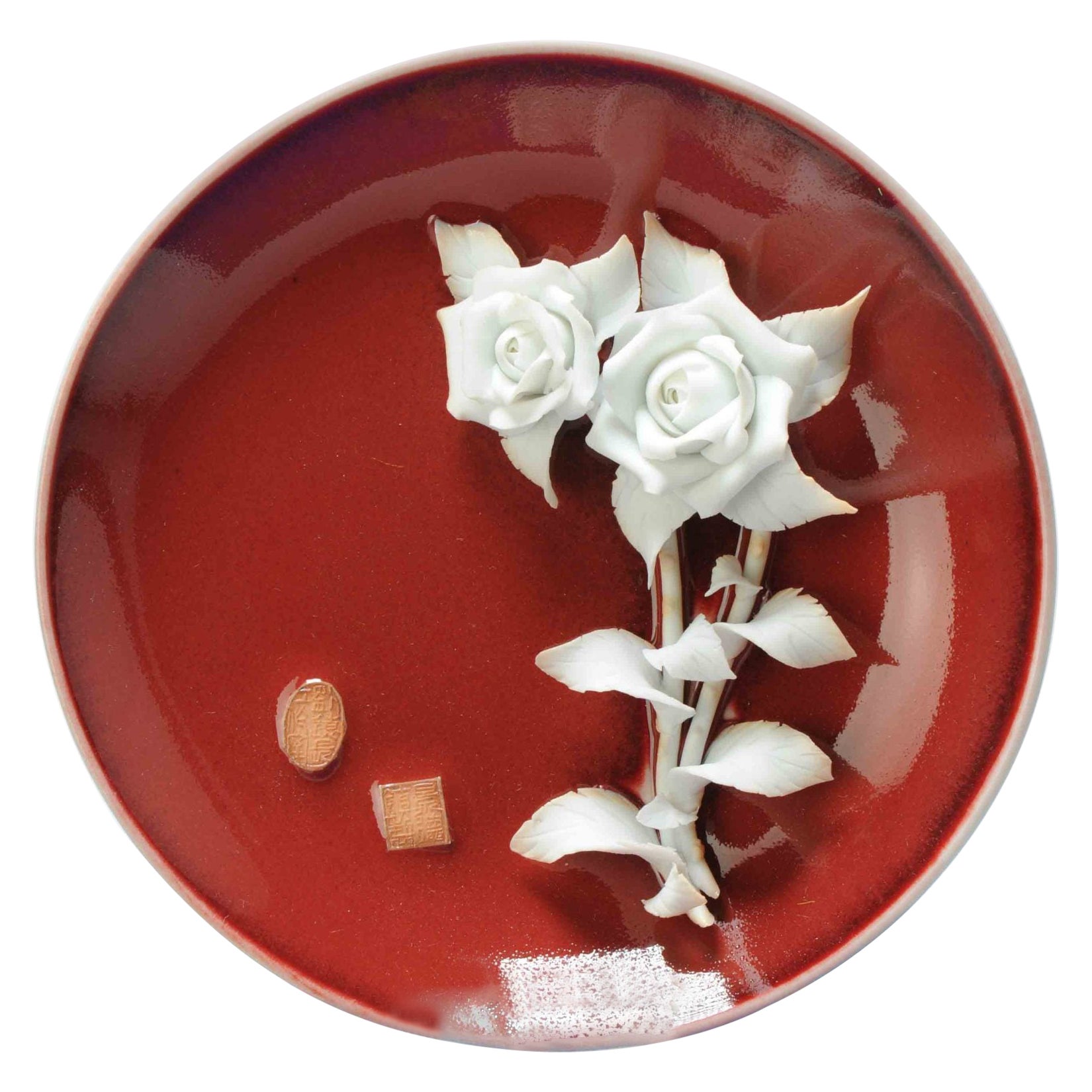 Rare assiette en porcelaine chinoise en relief PROC de fleurs, Chine, 1970-1990