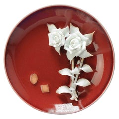 Rare assiette en porcelaine chinoise en relief PROC de fleurs, Chine, 1970-1990
