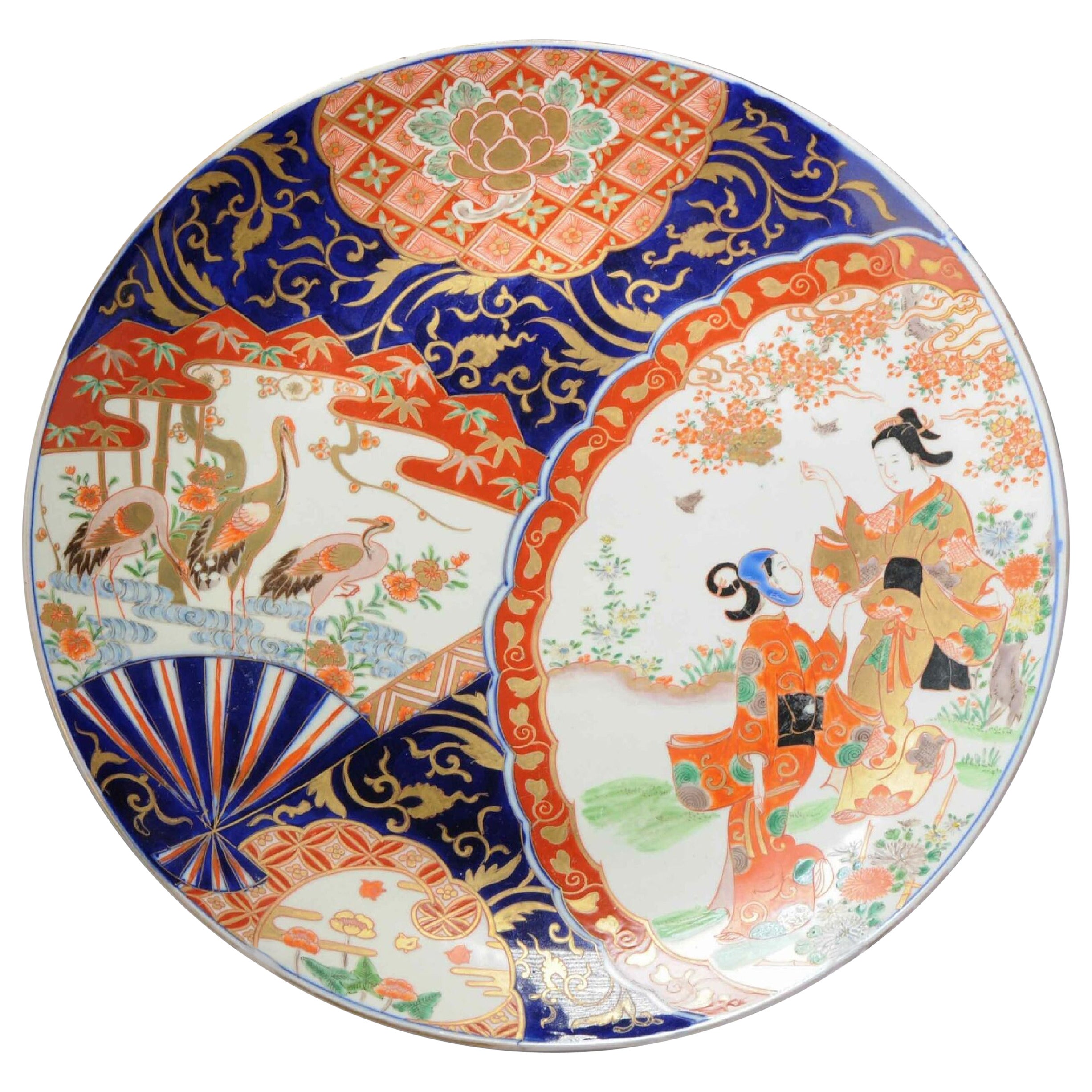 Antiker japanischer Arita-Imari-Plattenteller mit Damen- und Kranichen, 19. Cen im Angebot