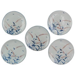 Ensemble de 5 plats japonais anciens Seto Yaki rouge, bleu et blanc marqués, 19e/20e siècle
