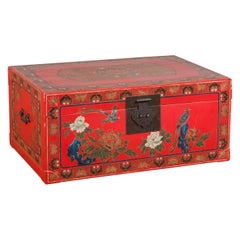Coffre en laque rouge avec fleurs, oiseaux et motifs de calligraphie