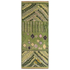 Tapis de course de style marocain de Rug & Kilim en vert avec motifs tribaux polychromes