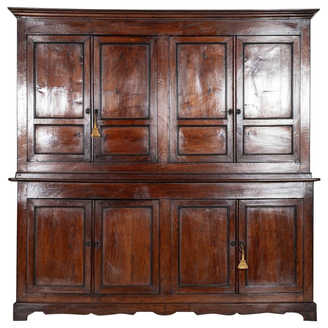 Grande armoire de ménage en chêne et bois fruitier anglais George III du XIXe siècle en vente
